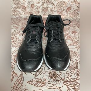 New Balance Tennis Shoes